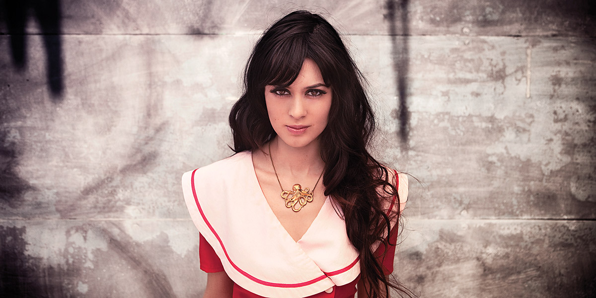 Captivating: chanteuse Emilie Simon. 