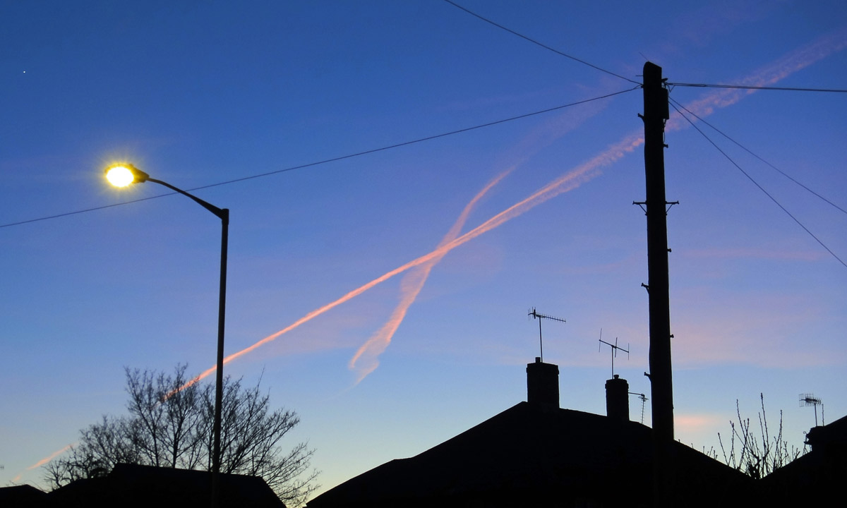 Streaks in the sky. Photo: Gareth Williams / flickr