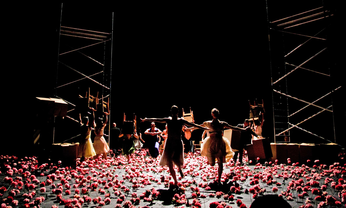 Tanztheater Wuppertal Pina Bausch's Nelken. Photo: Oliver Look
