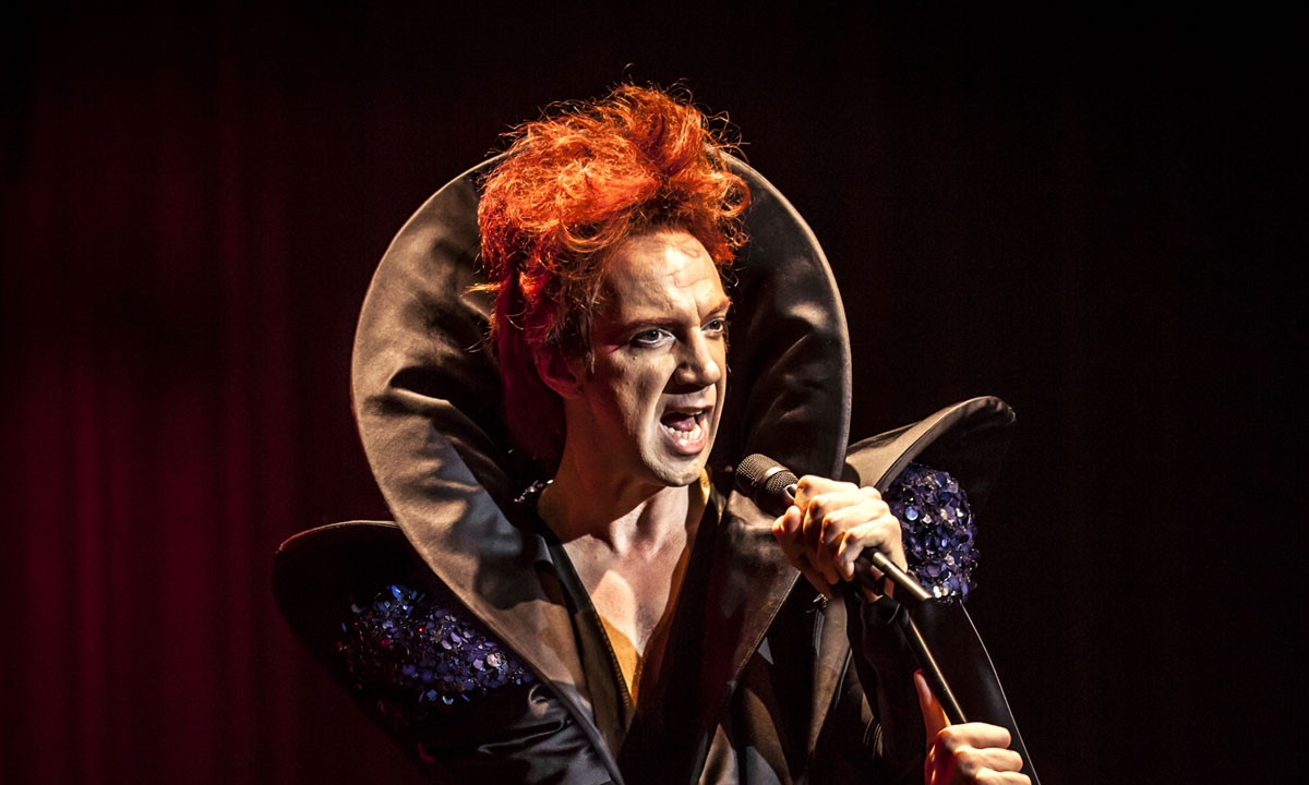 Sven Ratzke takes his audience on an eccentric travelogue through time and space. Photo: Hanneke Wetzer