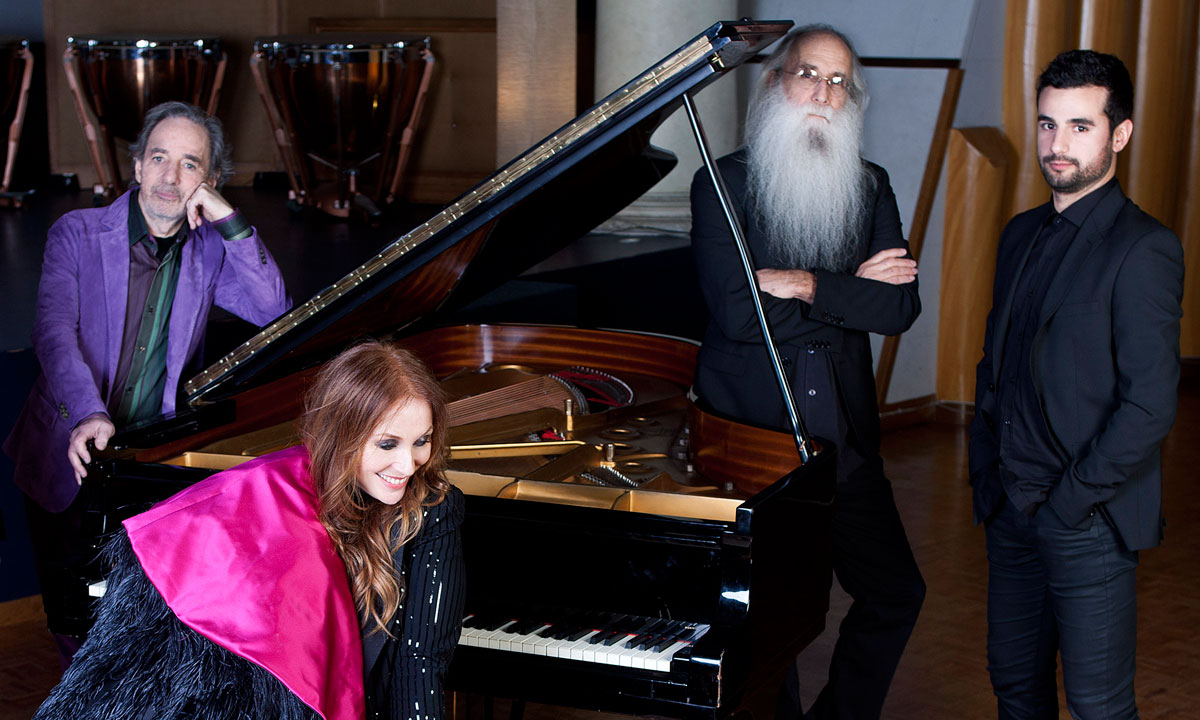 Judith Owen and Harry Shearer with their musicians. Photo: Alessia Laudoni