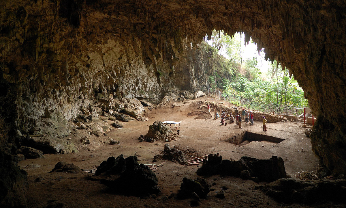 The cave where the remains of Homo Floresiensis were found. Photo: Rosino / Wikimedia Commons