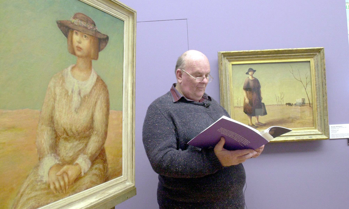 Les Murray reads  poetry from his book 'The Full Dress' at the National Gallery in Canberra in 2002. Photo: AAP