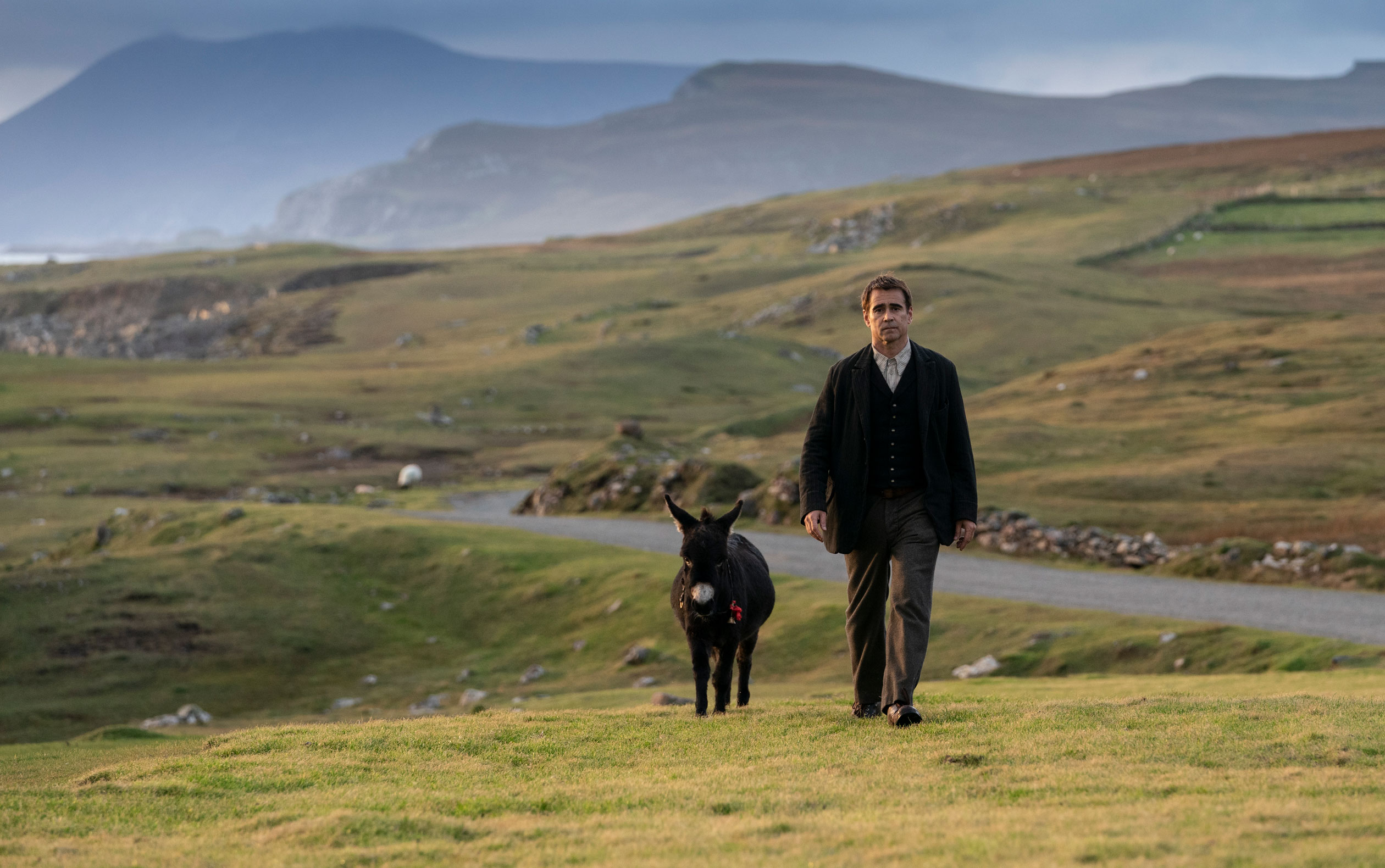 Colin Farrell as Pádraic, with his pet donkey, in 'The Banshees of Inisherin'. Photo: Searchlight Pictures