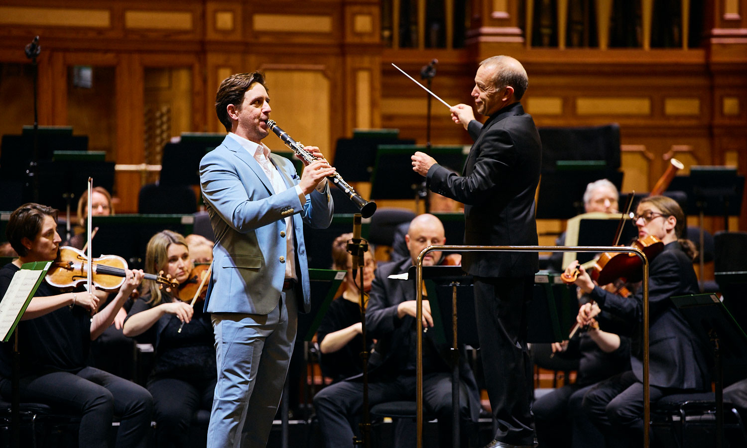Mark Wigglesworth conducts principal clarinettist Dean Newcomb and the ASO at the Symphony Series concert 'Reflection'. Photo: Claudio Raschella / supplied